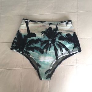 Billabong Palm Wetsuit Short. Size 4/Small
